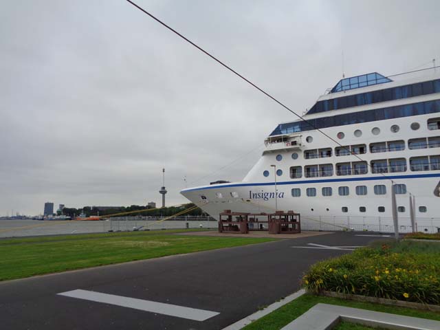 Cruiseschip ms Insignia aan de Cruise Terminal Rotterdam 